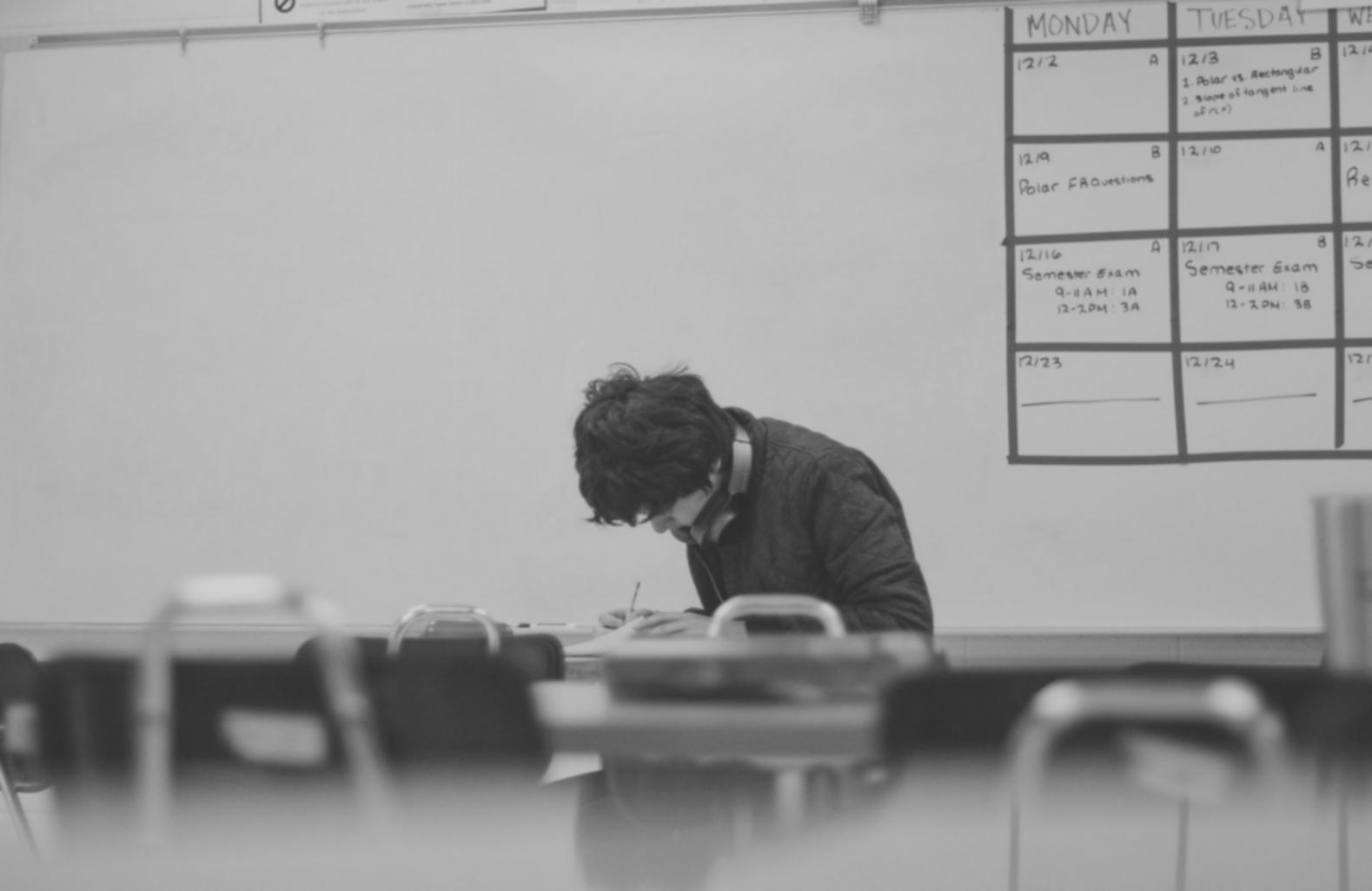 Tavolo di lavoro con fogli scritti e lampada