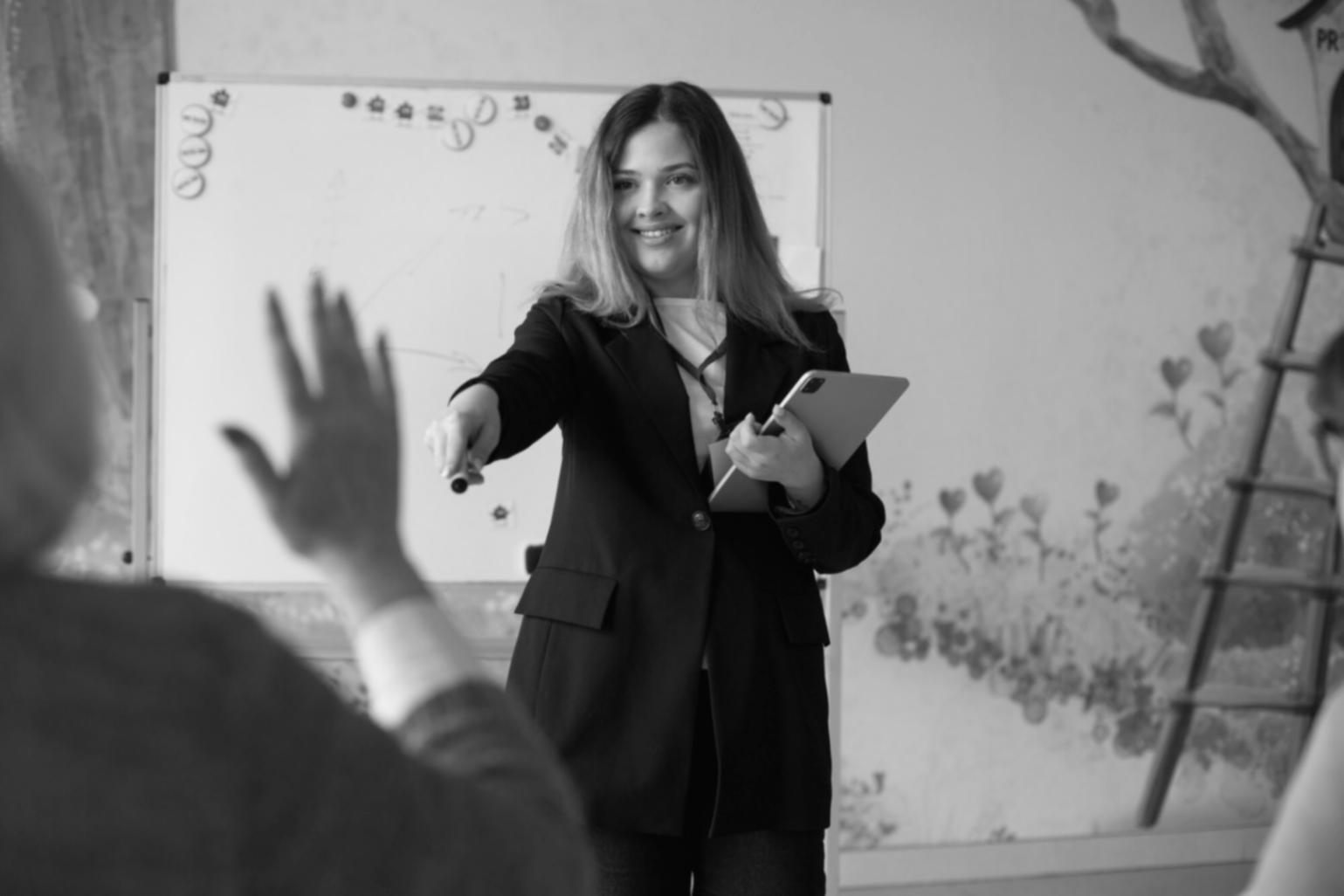 Studenti durante una sessione di scrittura creativa